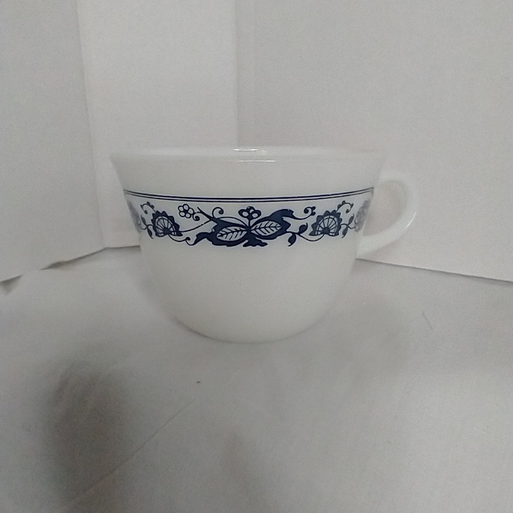 Vintage pyrex Old town blue onion cup.